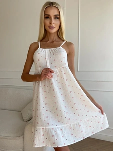 Détail de nuisette blanche en coton avec imprimé cœurs et boutons sur le devant