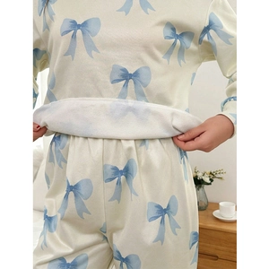 Détail du pyjama imprimé nœud bleu avec taille élastique et texture en coton doux