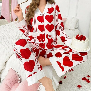 Damen Schlafanzug-Set mit Herz-Print, langärmliges Oberteil und Hose in Rot und Weiß