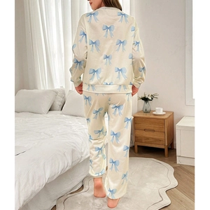 Pyjama femme avec imprimé nœuds bleu clair sur haut à manches longues et pantalon