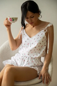 Détails de l'ensemble de pyjama fleuri avec bordure en dentelle et bretelles à nœuds