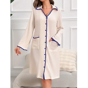 Abito cardigan da donna beige con bordi blu a onde e bottoni per abbigliamento casa