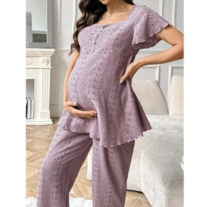 Dettaglio del set premaman in pizzo color malva con scollo a cuore e balze morbide