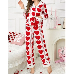 Damen Schlafanzug-Set mit roten Herzen und Streifen auf weißer langärmeliger Hauskleidung