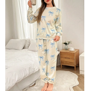 Pyjama femme avec imprimé nœuds bleus, haut à manches longues crème et pantalon décontracté