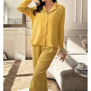 Details des ingwerfarbenen Pyjama-Sets mit Rippstoff und schicken Feder-Manschetten