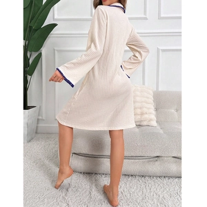 Camicia da notte beige in tessuto a nido d'ape con pizzo blu scuro per donna