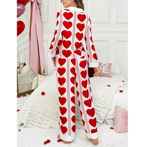 Damen Schlafanzug-Set mit Herzprint Langarm-Oberteil und Hose in gemütlicher Schlafzimmer-Optik