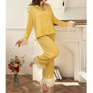 Gelbes Pyjama-Set mit Reverskragen und eleganten weißen Federbündchen für Damen