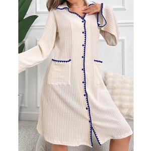 Camicia da notte beige a maniche lunghe con bordi smerlati blu scuro e comode tasche