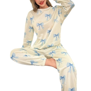 Pyjama femme crème à manches longues avec motifs imprimés de nœuds bleu clair élégants