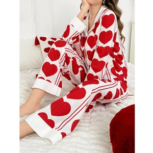 Süßes Pyjama-Set mit Herz-Print, Langarm-Oberteil und Hose aus bequemer weißer Baumwolle