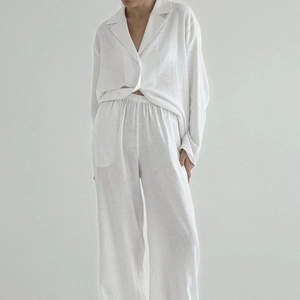 Ensemble deux pièces femme en lin blanc avec chemise manches longues et pantalon large