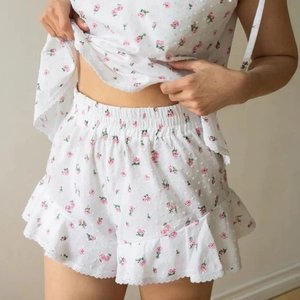 Ensemble pyjama fleuri pour femme avec tissu à pois suisses et bordure en dentelle