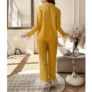 Elegantes senfgelbes Pyjama-Set mit Reverskragen und schickem weißem Federbesatz-Detail