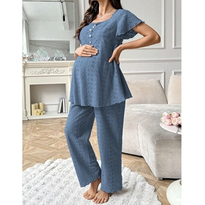 Dettaglio di abbigliamento premaman blu con ricamo traforato e tessuto testurizzato