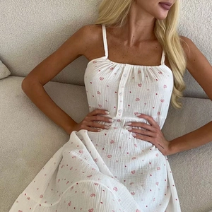 Nuisette blanche en coton d'été pour femmes avec imprimé cœur et fines bretelles