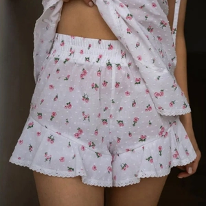 Ensemble nuisette et short à fleurs avec tissu plumetis et détails de dentelle