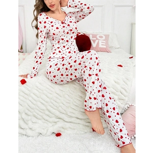 Damen Schlafanzug-Set mit Herzmuster, V-Ausschnitt, Langarmshirt und Hose im Schlafzimmer