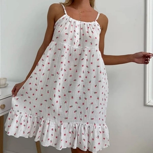 Robe d'été blanche en coton pour femmes avec imprimé floral rouge et volant