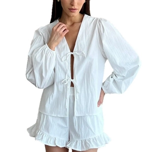 Ensemble détente deux pièces blanc pour femmes avec haut noué et short à volants