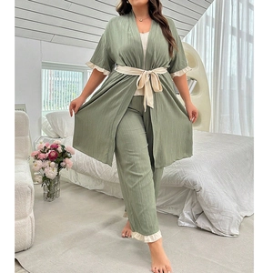 Ensemble de nuit 3 pièces vert avec texture côtelée, cardigan, caraco et volants doux