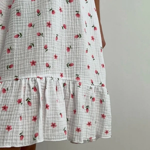 Nuisette d'été en coton à fleurs avec vue rapprochée du tissu texturé sur l'ourlet