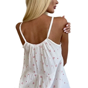 Vue arrière d'une nuisette blanche en coton pour femme avec imprimés cœurs rouges