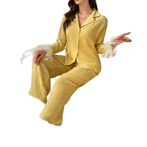 Gelbes Damen Schlafanzug Set mit Federbündchen, Hemd und langer Hose