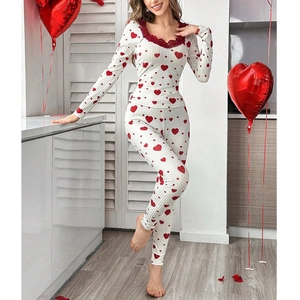 Pyjama deux pièces pour femme avec imprimé cœurs bordure dentelle et tissu côtelé