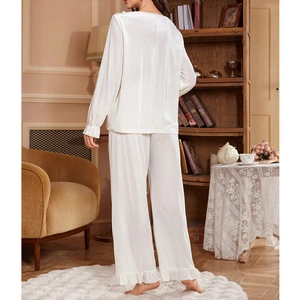 Ensemble pyjama femme en velours ivoire avec col rond et finitions à volants doux