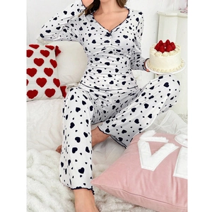 Detailansicht des Herzprint-Pyjamas mit V-Ausschnitt, Langarm-Oberteil und weicher Hose