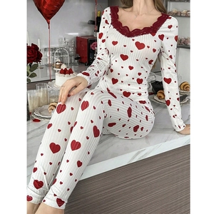 Ensemble de pyjama blanc pour femme avec cœurs rouges et col en V bordé de dentelle