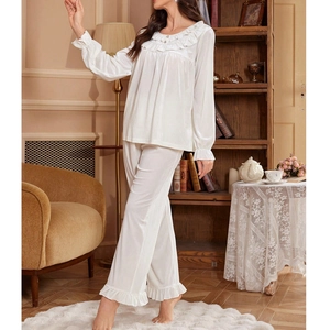 Ensemble de détente élégant en velours blanc avec volants et manches longues