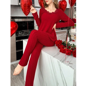 Ensemble de détente rouge pour femme avec haut en dentelle à col en V et pantalon côtelé