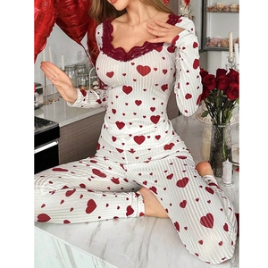 Pyjama femme deux pièces imprimé cœurs avec haut manches longues et dentelle chic