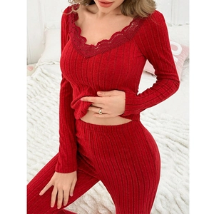 Detail der roten gerippten Pyjamas mit eleganter Spitze und weichem Strickgewebe