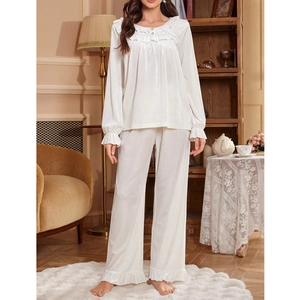 Détail du pyjama blanc avec poignets à volants et texture fluide élégante pour femmes