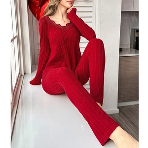Ensemble homewear rouge pour femme avec col en V, dentelle et tissu en maille côtelée