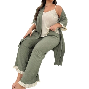 Ensemble détente 3 pièces pour femme avec gilet vert, caraco et pantalon large à volants