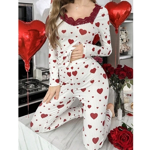 Détail de l'ensemble pyjama à imprimé cœurs avec dentelle rouge délicate au décolleté