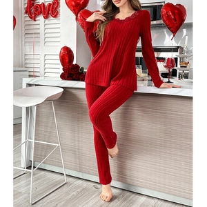 Détail du pyjama rouge côtelé avec une bordure en dentelle élégante au col en V