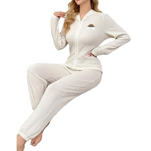 Ensemble homewear blanc côtelé pour femme avec haut à capuche zippé et broderie arc-en-ciel