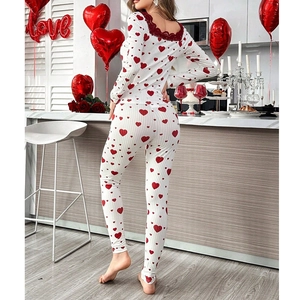 Pyjama deux pièces pour femme avec imprimé cœurs rouges et dentelle en maille côtelée
