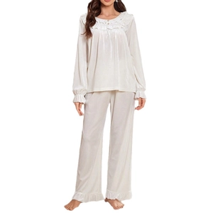 Ensemble pyjama chic en velours blanc perle pour femme avec col à volants et manches longues