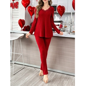Ensemble pyjama rouge en maille côtelée avec dentelle en V et pantalon pour la maison