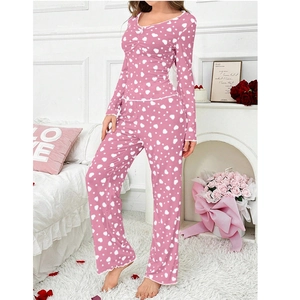Detail der rosa Herz-Pyjamas mit V-Ausschnitt, langen Ärmeln und Wellensaum-Design
