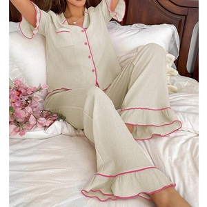Pyjama deux pièces pour femme avec volants, haut à manches courtes et pantalon long crème