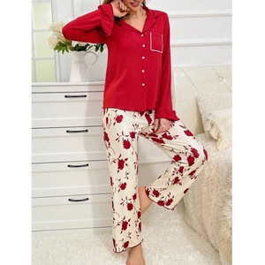 Pigiama da donna due pezzi con cardigan rosso a revers e pantaloni a fiori rossi