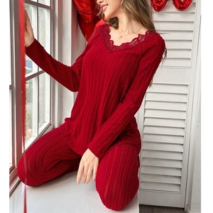 Détail du pyjama rayé rouge avec bordure en dentelle col V et texture côtelée douce